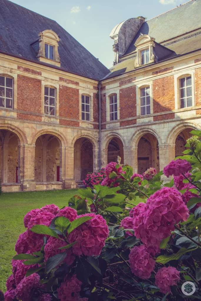 Cour de l'Abbaye de Saint-Michel - Aisne