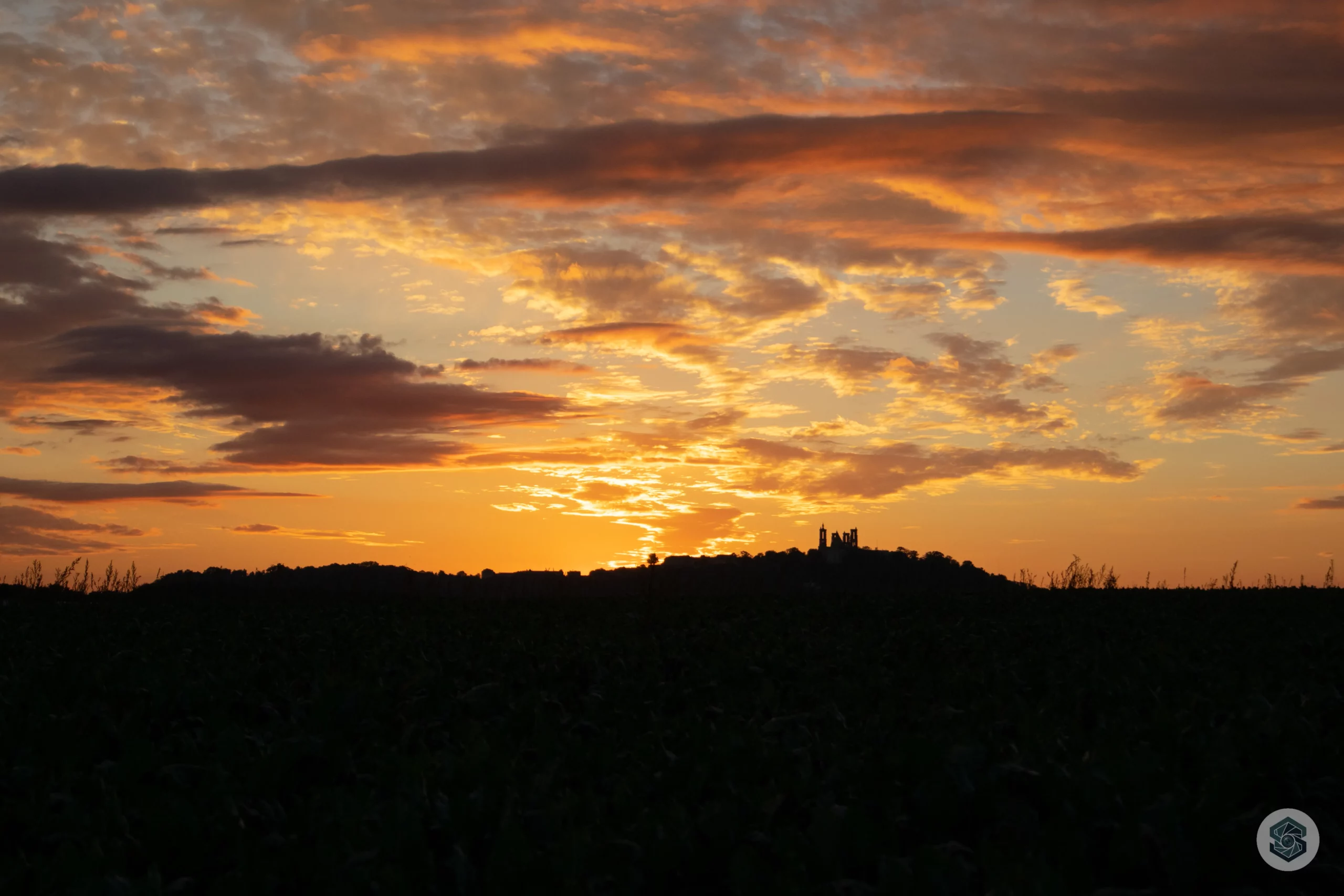 spot photo au coucher de soleil, ville de Laon dans l'Aisne
