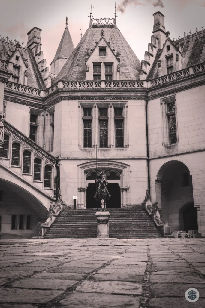 cour château de Pierrefonds