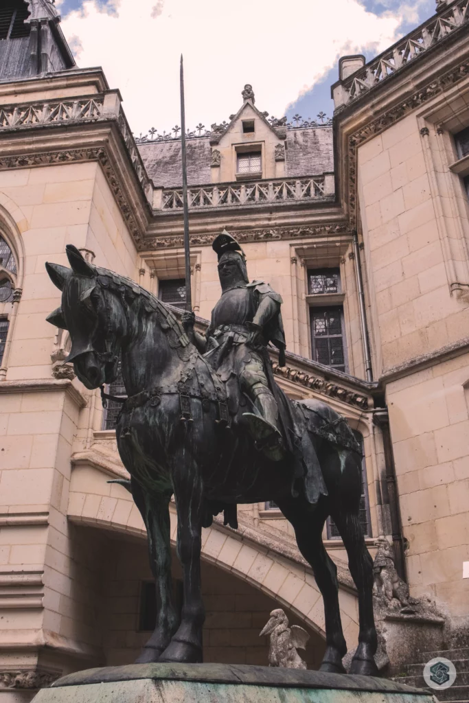 statue équestre en bronze qui représente le duc Louis d'Orléans