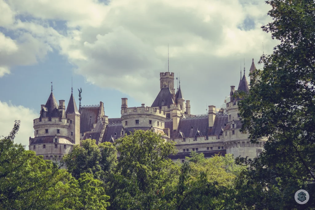 Château de Pierrefonds, forteresse médiévale reconstituée par Viollet-le-Duc, vue depuis le village, Oise