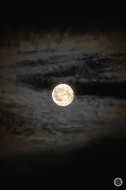 Lune derrière les nuages
