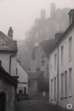 Rue brumeuse à Laon