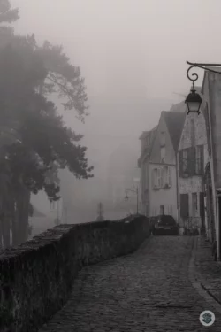 Ruelle de Laon dans la brume
