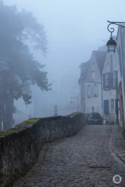 Rue brumeuse à Laon