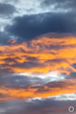 Avion dans ciel sombre et nuage feu