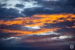 Ciel sombre et nuage feu