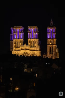 Vue sur la Cathédrale de Laon de nuit